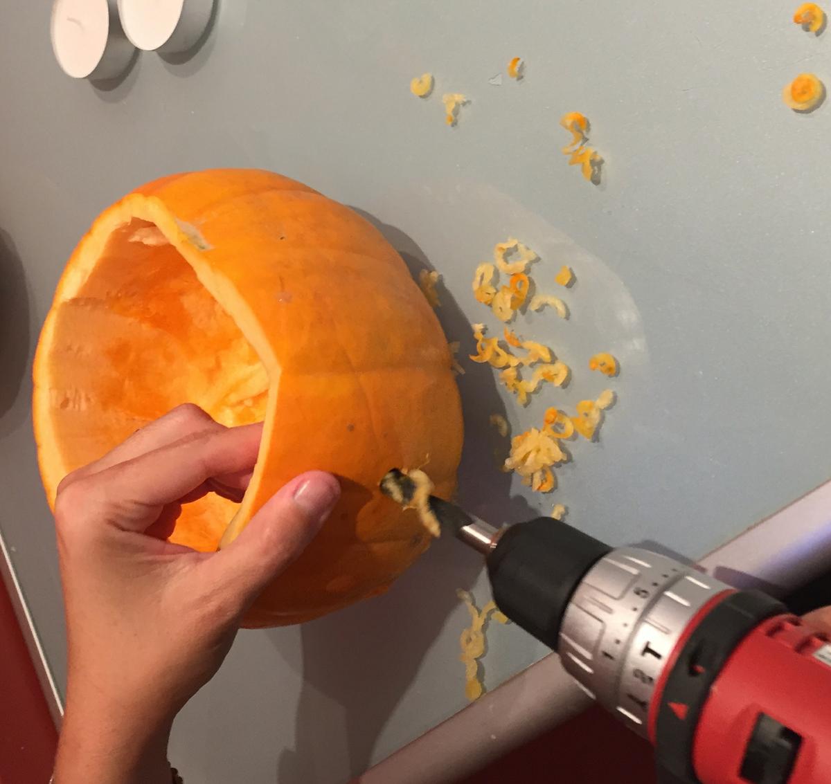 07-calabazas-decorativas-para-halloween-con-un-taladro-vamos-haciendo-agujeros