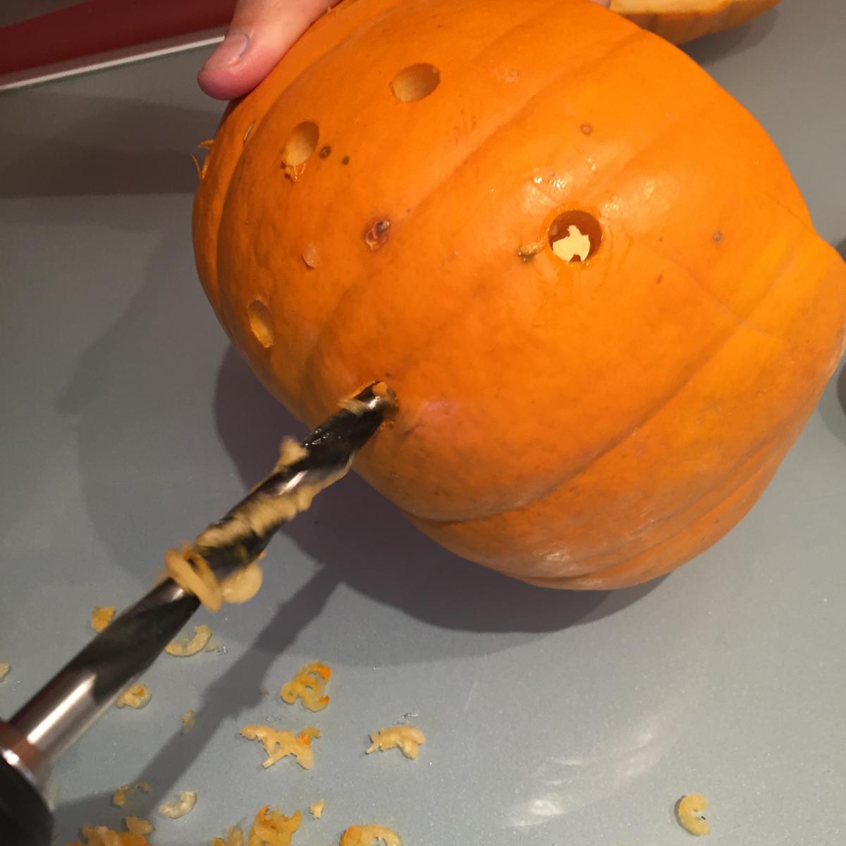 08-calabazas-decorativas-para-halloween-perforamos-con-cuidado