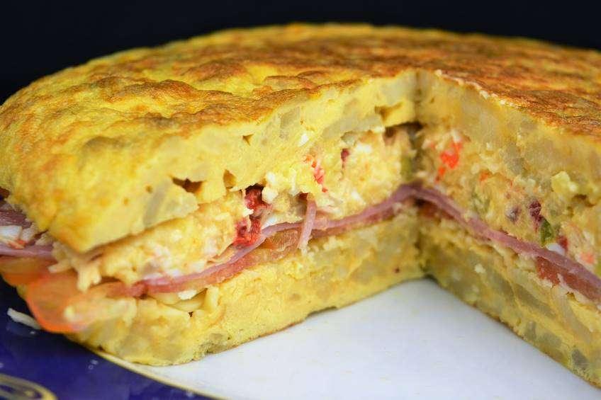 tortilla-de-patata-rellena-de-ensaladilla.JPG