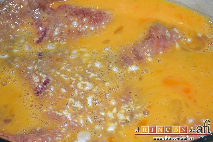 Cachopos asturianos, pasarlos por el huevo batido dejando que impregne bien