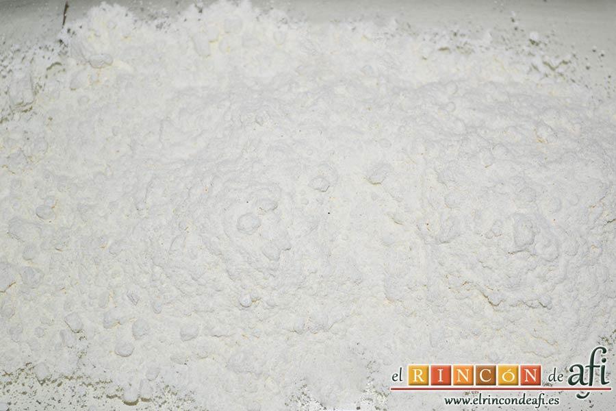 Cachopos asturianos, ponemos la harina en un recipiente amplio