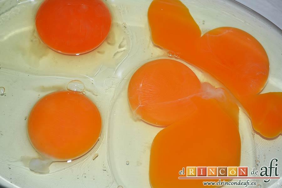 Cachopos asturianos, ponemos los huevos en un recipiente amplio