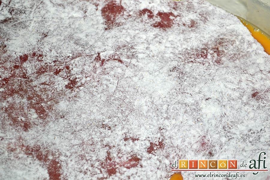 Cachopos asturianos, pasarlos por harina retirando el exceso