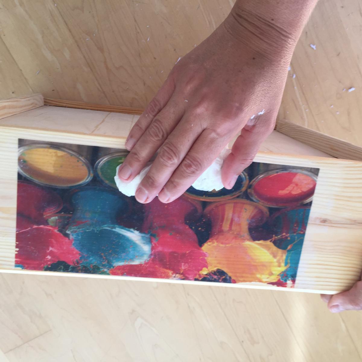 08-decoramos-una-caja-de-madera-con-foto-transfer-limpiamos-todos-los-restos-de-celulosa