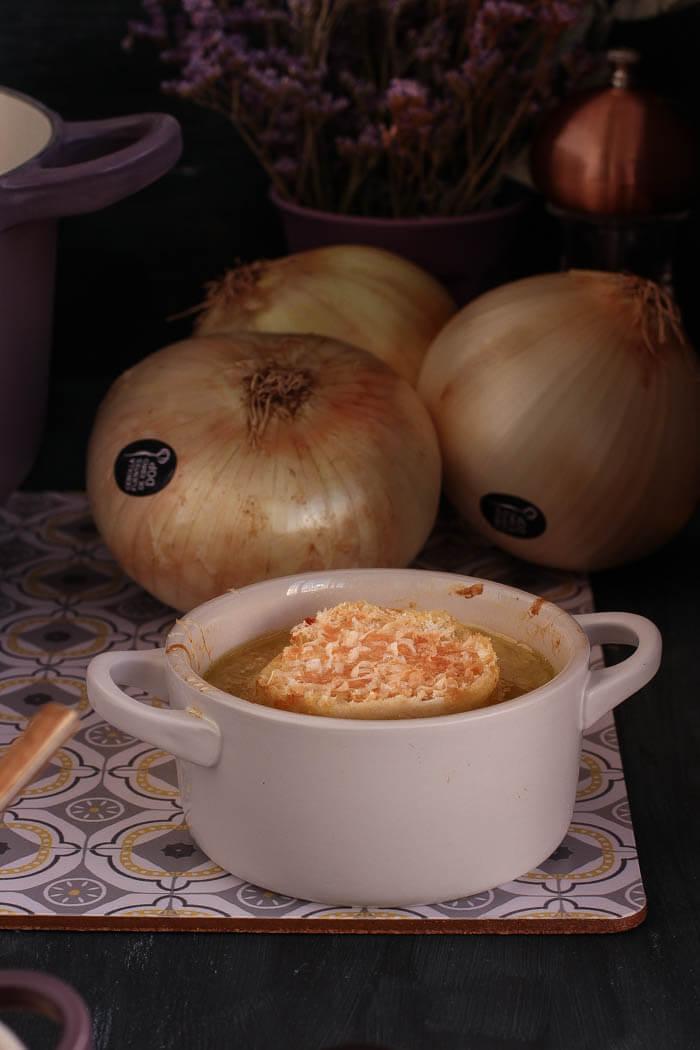 Sopa de cebolla (recipe)