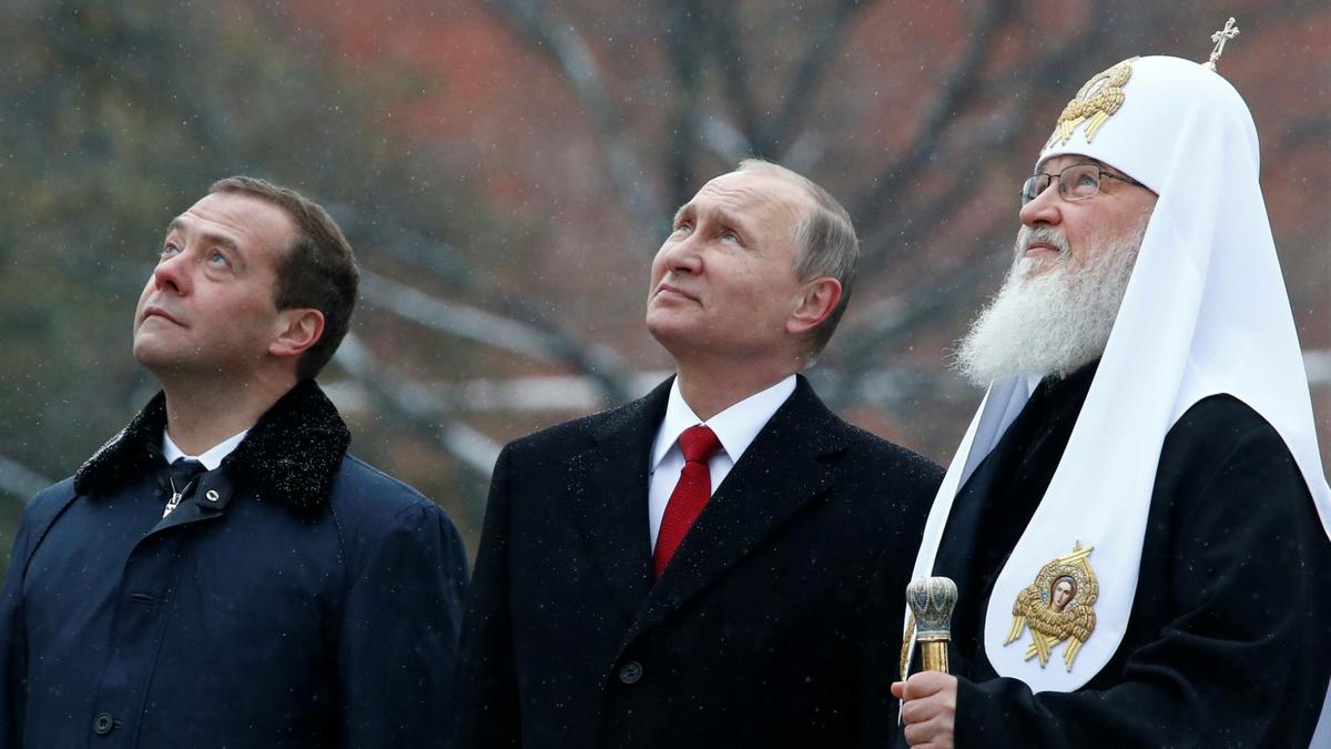 El presidente ruso, Vladímir Putin, observa junto al primer ministro, Dmitri Medvédev, y el patriarca Kirill, el monumento al príncipe Vladímir inaugurado este viernes en Moscú. SERGEI KARPUKHIN REUTERS