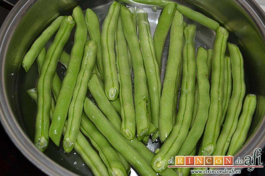Lasaña de verduras con mozzarella fresca, limpiar las habichuelas y ponerlas a hervir