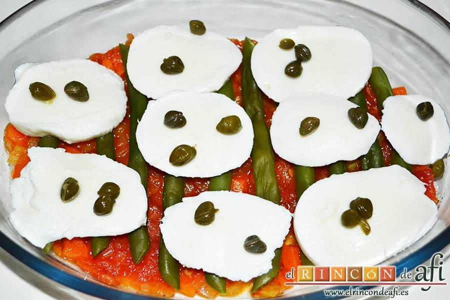Lasaña de verduras con mozzarella fresca, poner una capa de mozzarella con alcaparras
