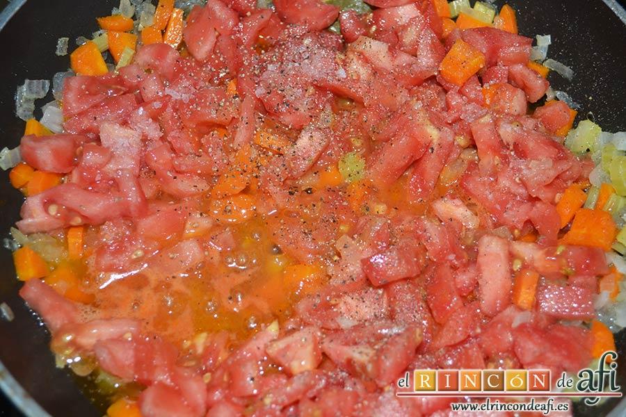 Lasaña de verduras con mozzarella fresca, salpimentar y seguir rehogando