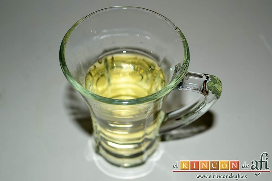 Lasaña de verduras con mozzarella fresca, preparar la media copita de vino blanco