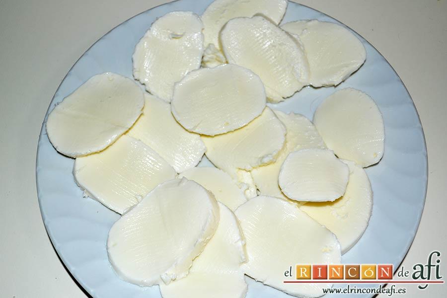 Lasaña de verduras con mozzarella fresca, cortarla en rodajas