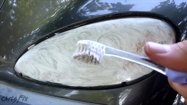 El mito de la pasta de dientes para limpiar los faros del coche