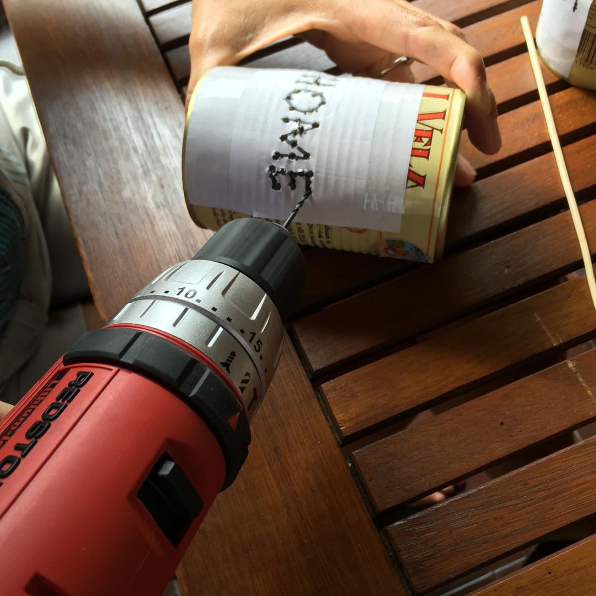 03-latas-de-luz-con-una-broca-muy-fina-vamos-haciendo-los-agujeros