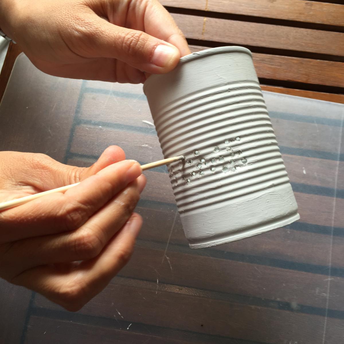 08-latas-de-luz-con-un-palo-quitamos-la-pintura-que-se-ha-quedado-en-los-agujeros