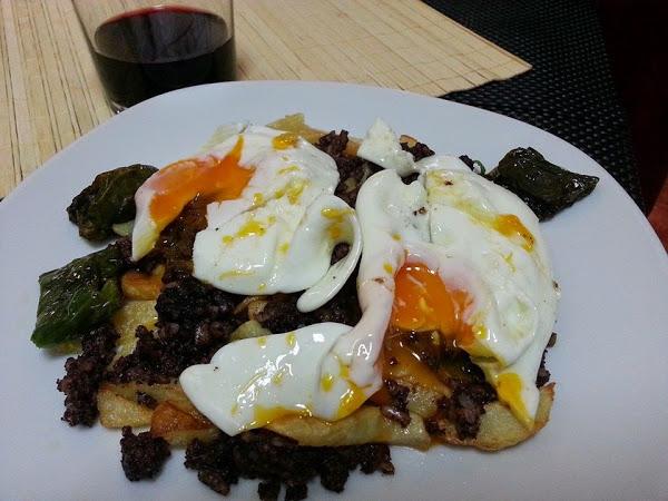 Huevos rotos con morcilla de Burgos