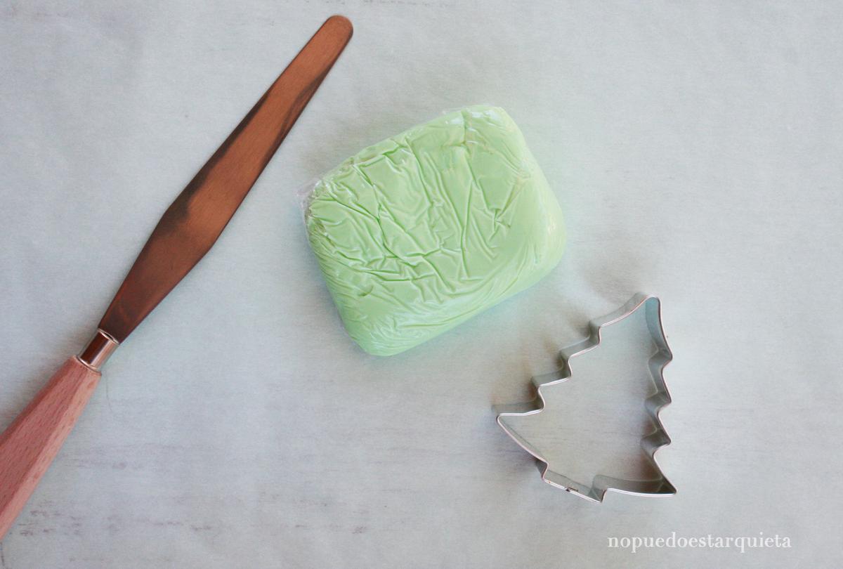 Servilletero DIY para Navidad. Porcelana fría y esmalte de uñas.