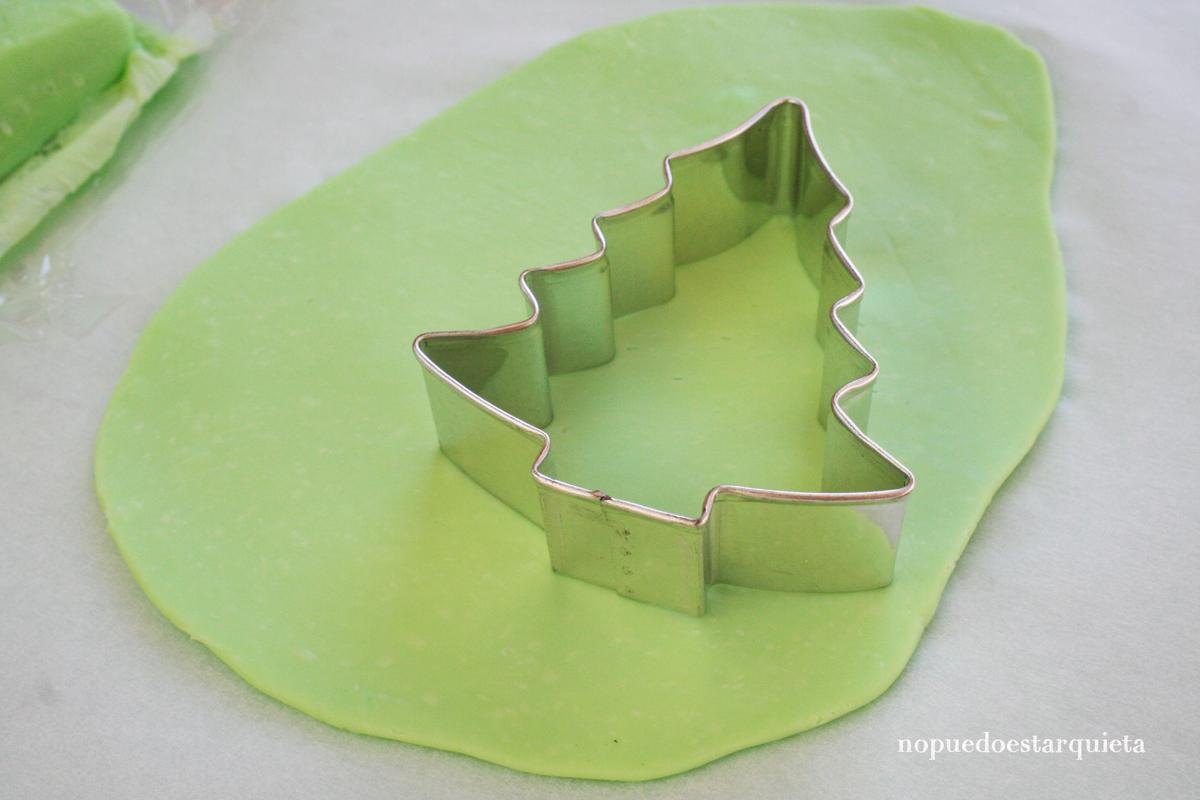 Servilletero DIY para Navidad. Porcelana fría y esmalte de uñas.