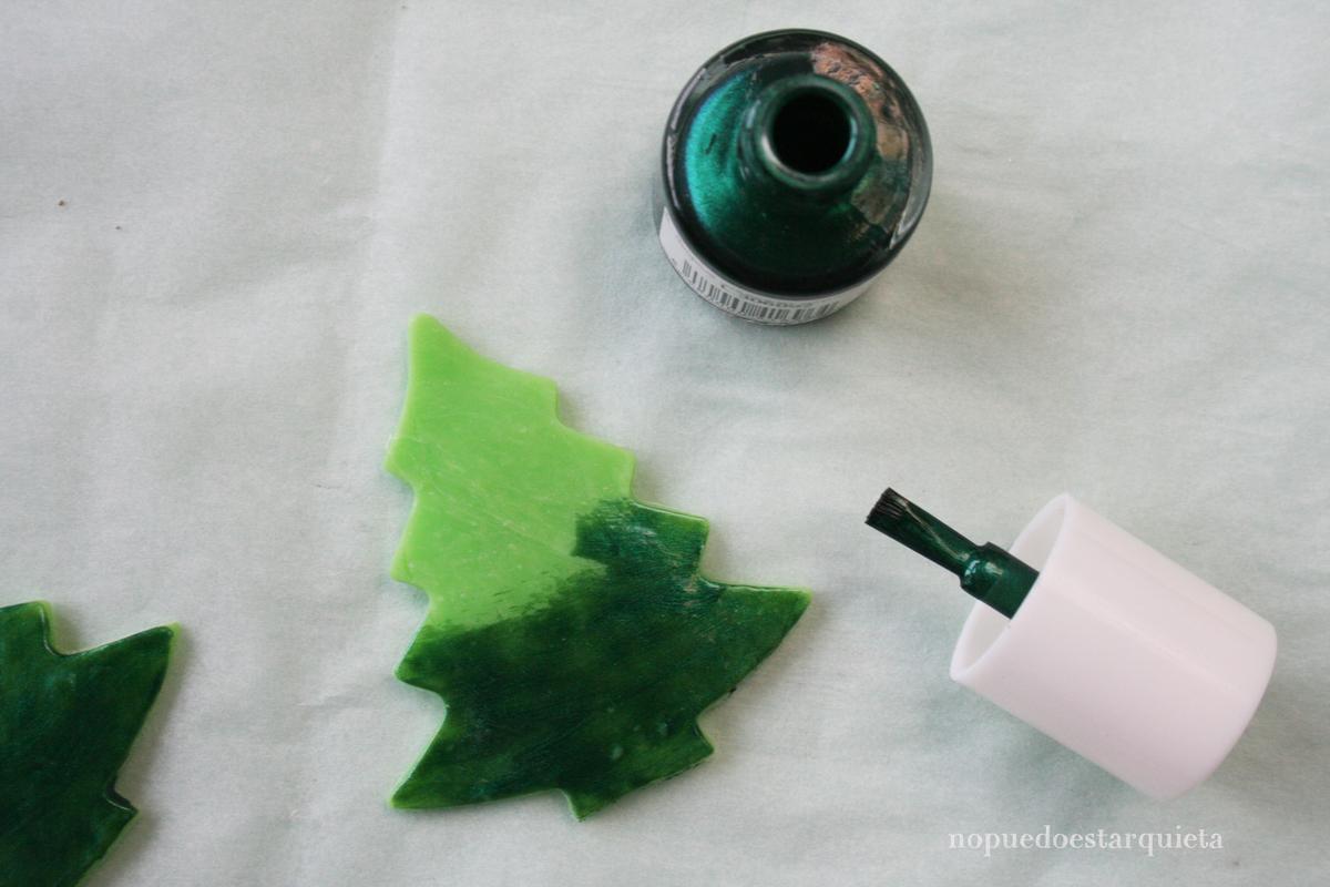 Servilletero DIY para Navidad. Porcelana fría y esmalte de uñas.