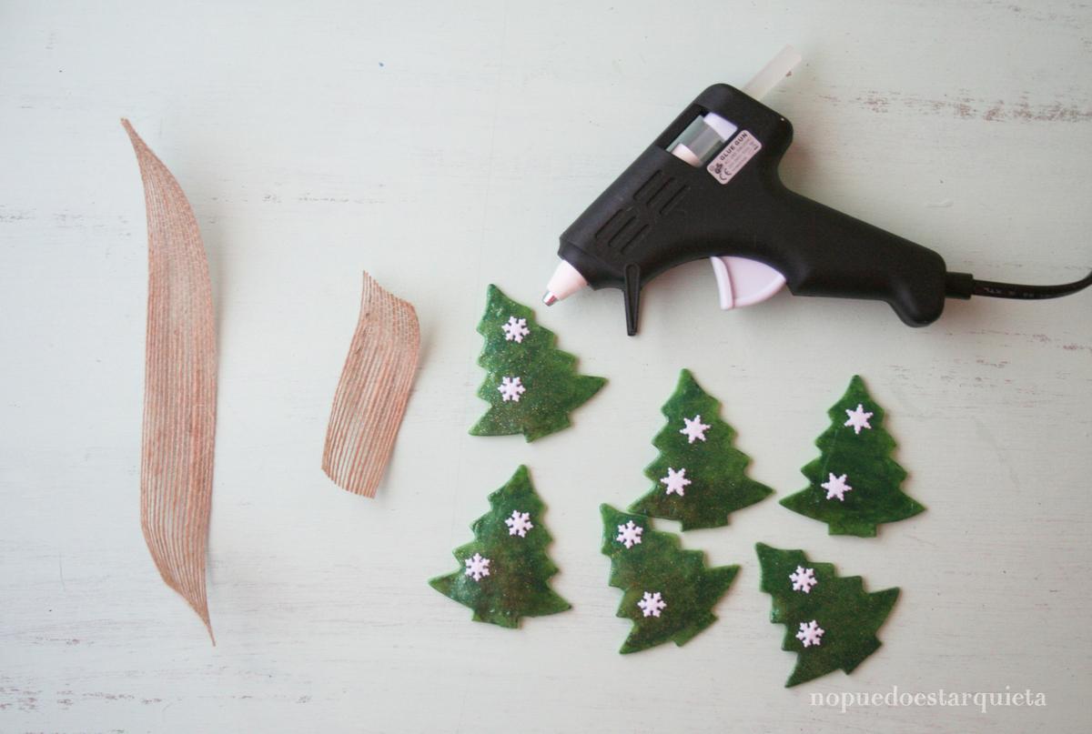 Servilletero DIY para Navidad. Porcelana fría y esmalte de uñas.