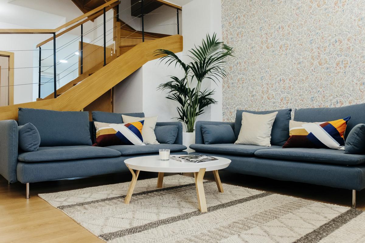 Salon con escalera-bola-12-107