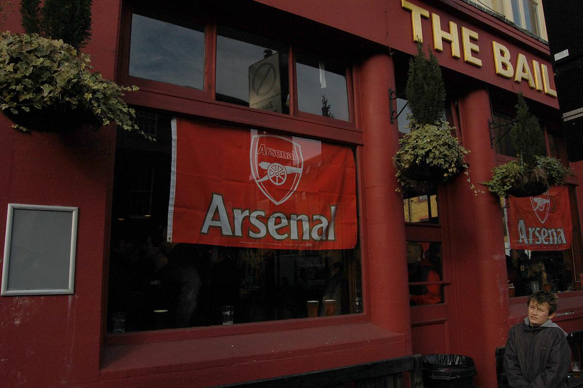 EN LA PUERTA DEL PUB ‘THE BAILEY’