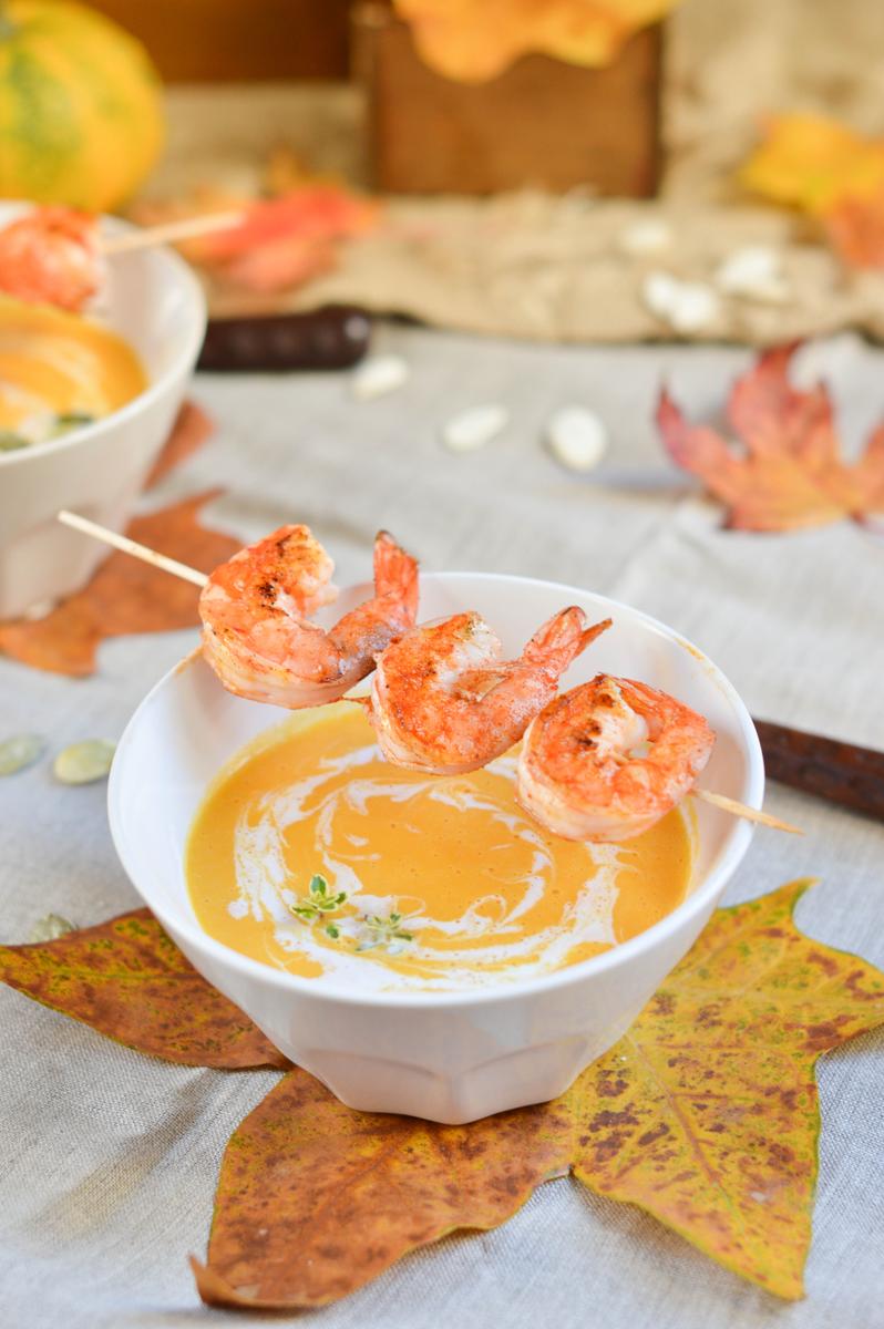 crema de calabaza y leche de coco con langostinos en brocheta