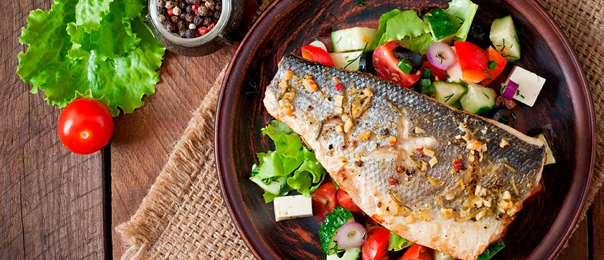 lubina al horno con ensalada griega y aloe