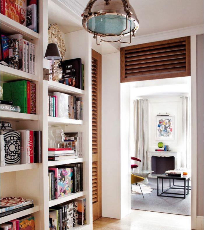 Apartamento clásico. Bookshelf at the entrance