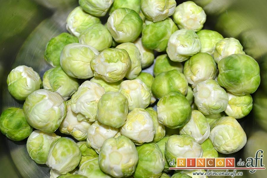 Coles de Bruselas con bacon, miel y mostaza antigua, limpiar bien las coles y meterlas en un caldero