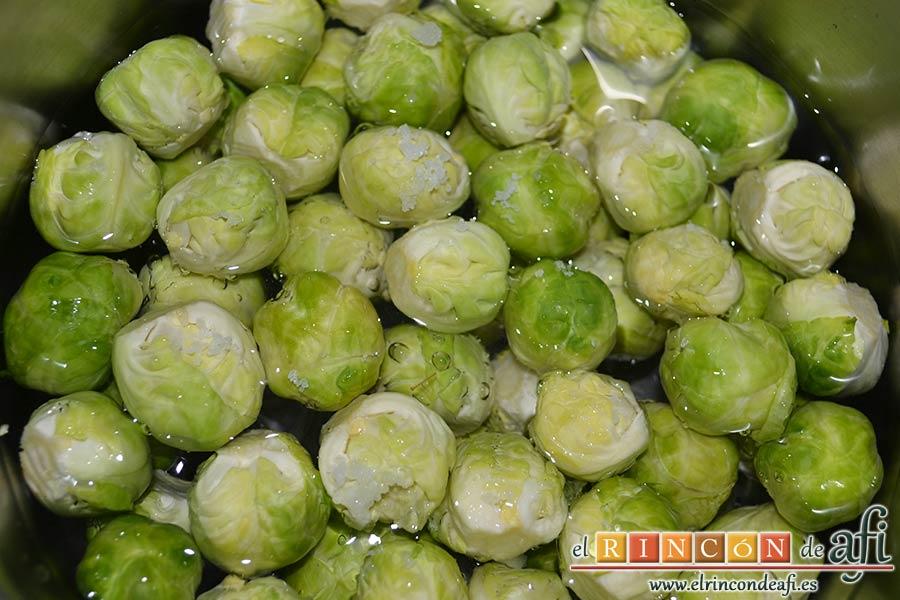 Coles de Bruselas con bacon, miel y mostaza antigua, cubrirlas con agua y echar un poco de sal