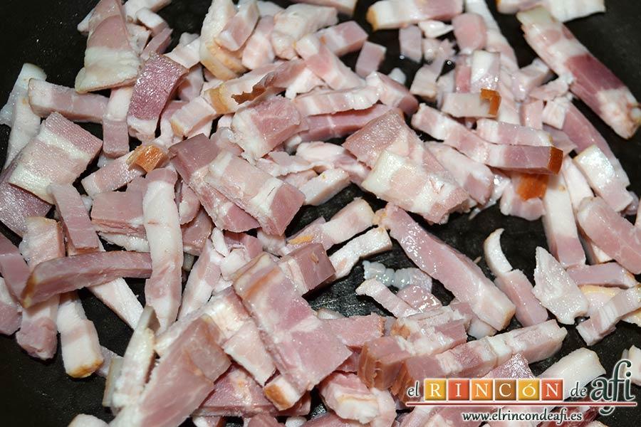 Coles de Bruselas con bacon, miel y mostaza antigua, poner en una sartén caliente y sin aceite las tiras de bacon