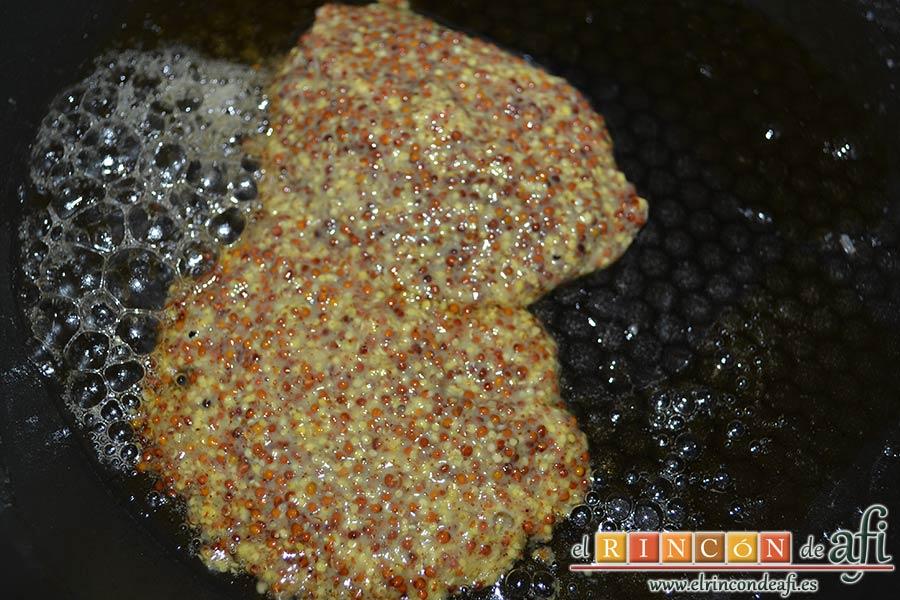 Coles de Bruselas con bacon, miel y mostaza antigua, en la misma sartén añadir dos cucharadas de mostaza antigua y cuatro de miel