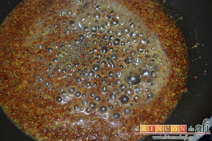 Coles de Bruselas con bacon, miel y mostaza antigua, dejamos que dé un suave hervor y removemos