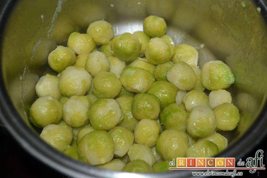 Coles de Bruselas con bacon, miel y mostaza antigua, escurrir las coles de Bruselas