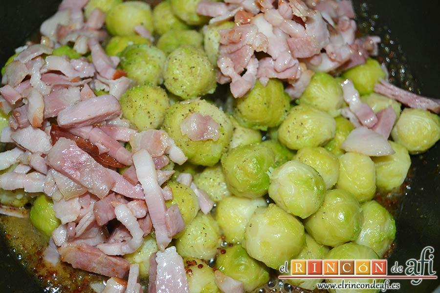 Coles de Bruselas con bacon, miel y mostaza antigua, volcarlas en la sartén añadiendo un poco de pimienta y el bacon
