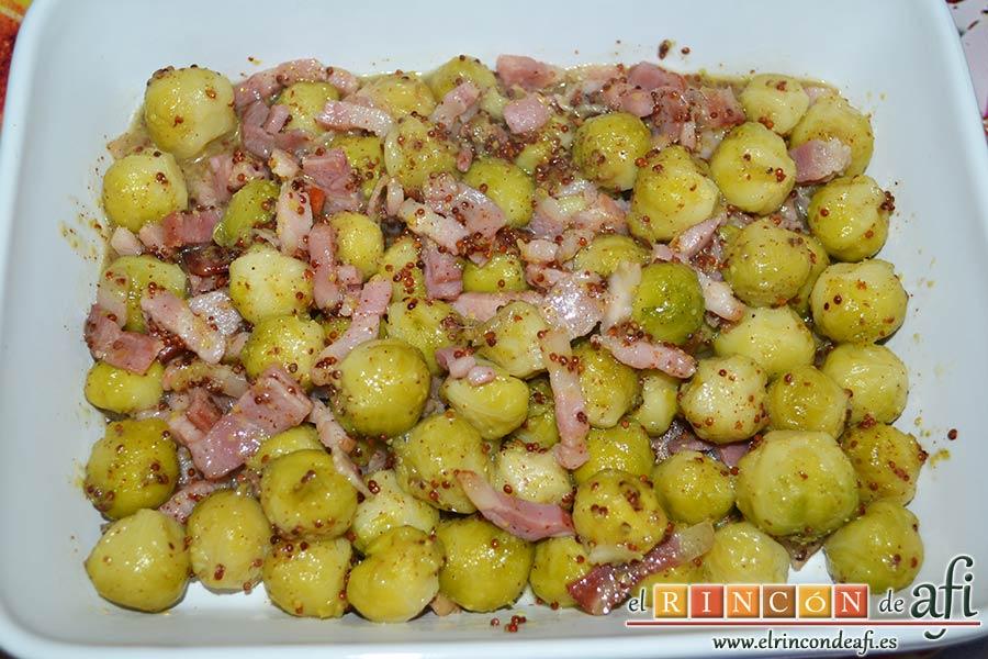 Coles de Bruselas con bacon, miel y mostaza antigua, remover bien, dejarlo un par de minutos a fuego bajo y poner en la fuente de servir