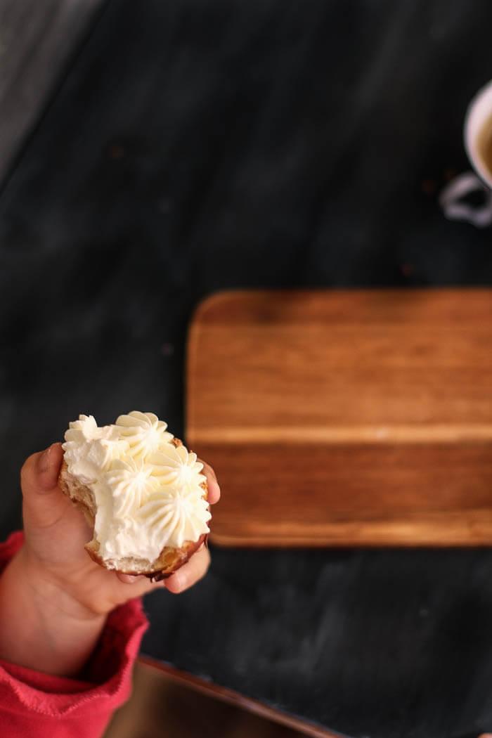 Receta de berlinas rellenas de nata (crema de leche) por el blog PIntando las nubes