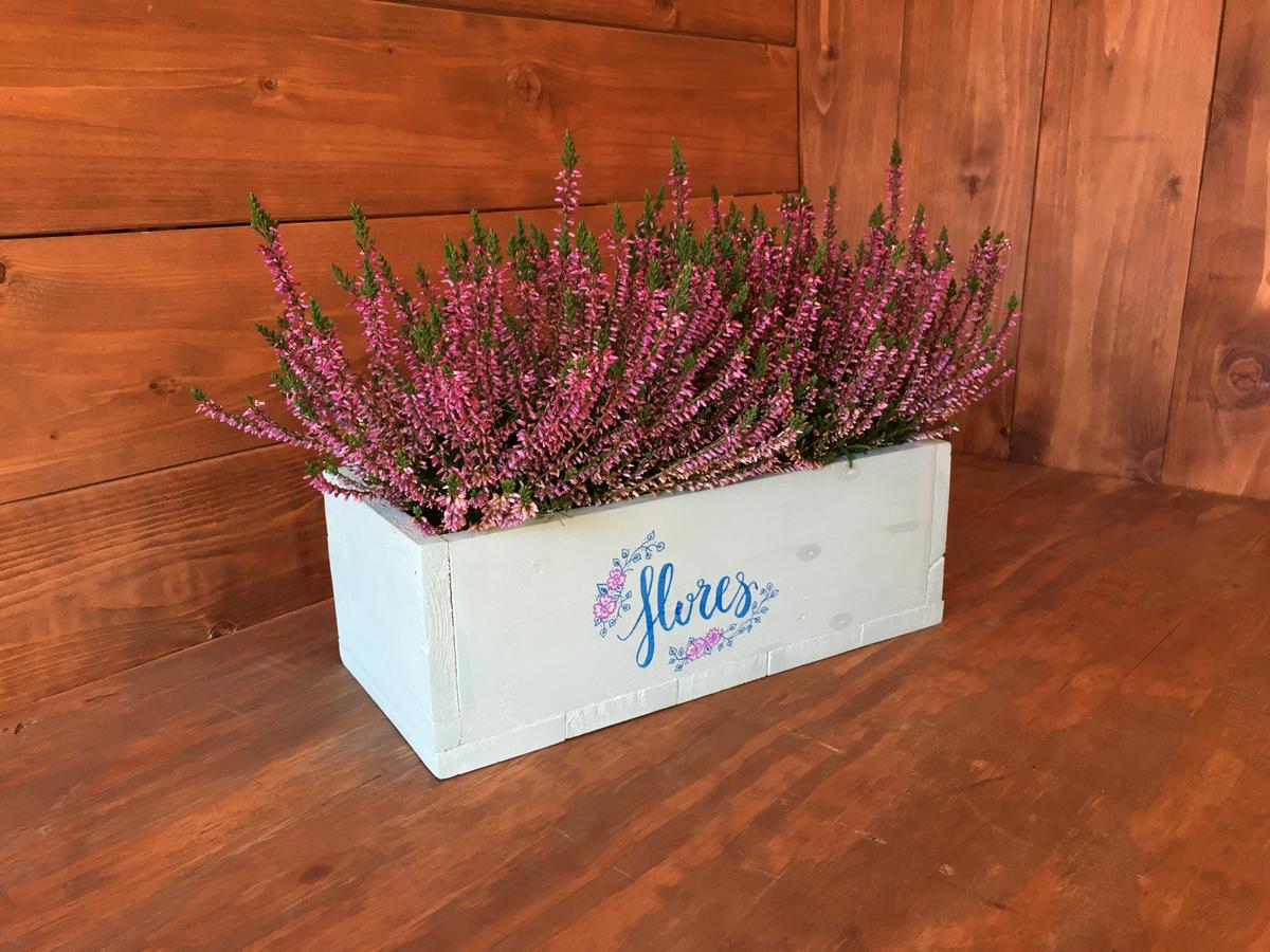 caja-de-flores-pintada-atumadera