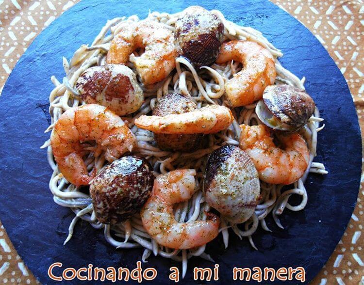 angulas sucedáneas con almejas y langostinos