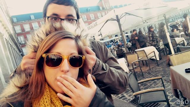 Dos locos por la Plaza Mayor de Madrid.