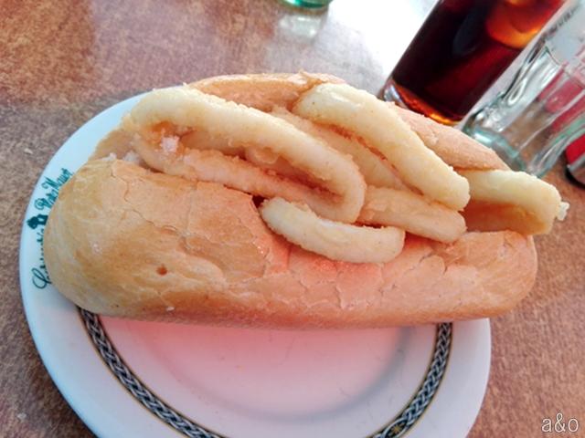 Bocadillo de calamares.