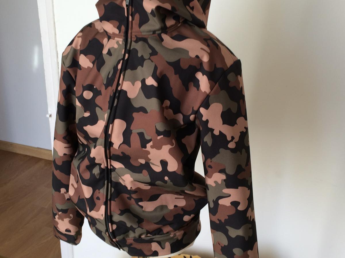 detalle sudadera camo 