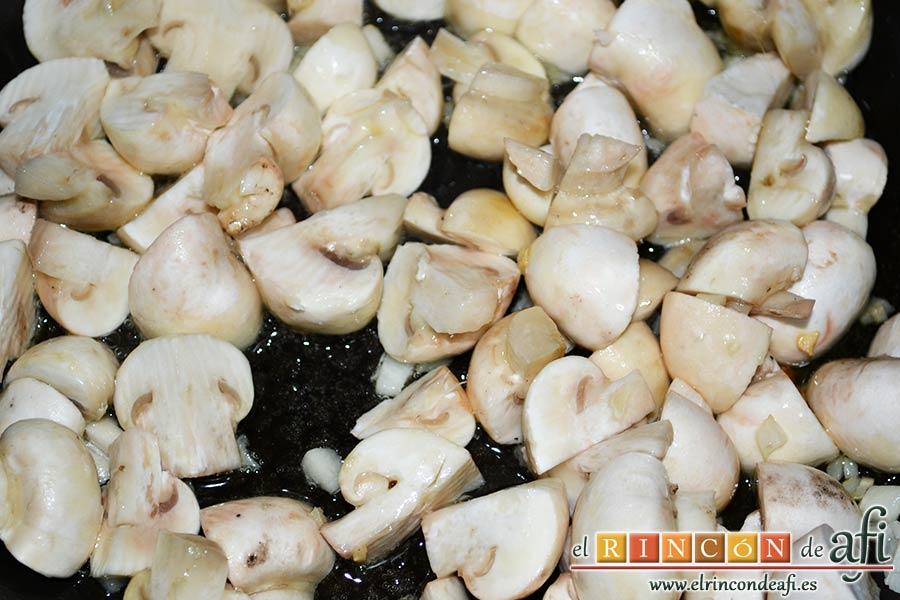 Colita de cuadril en salsa, trocear los champiñones y dorar en una sartén con aceite de oliva y ajo picado