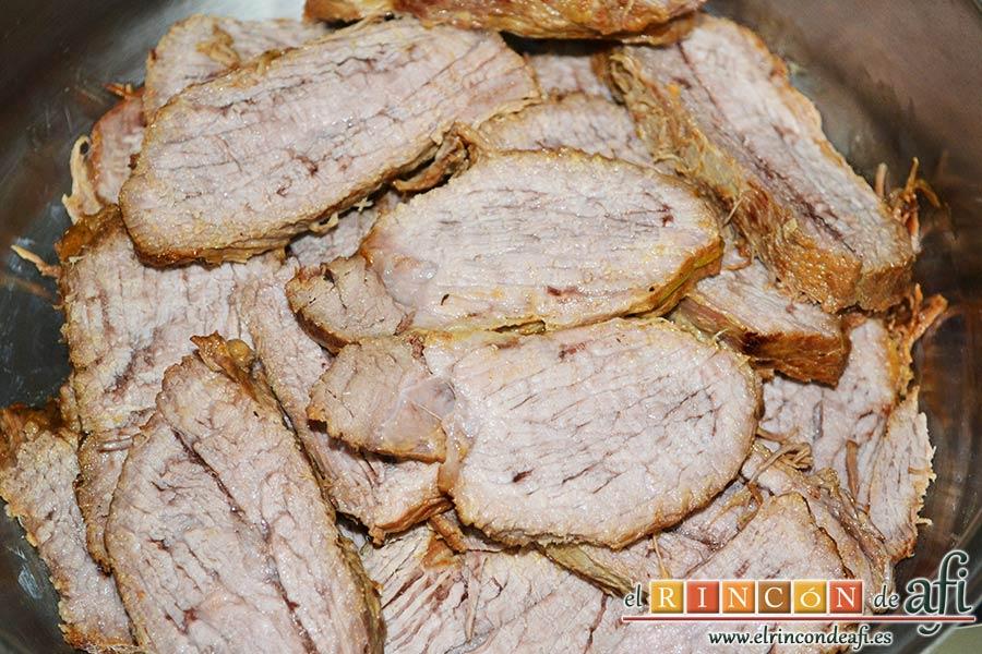 Colita de cuadril en salsa, cuando la carne esté tierna cortarla en rodajas