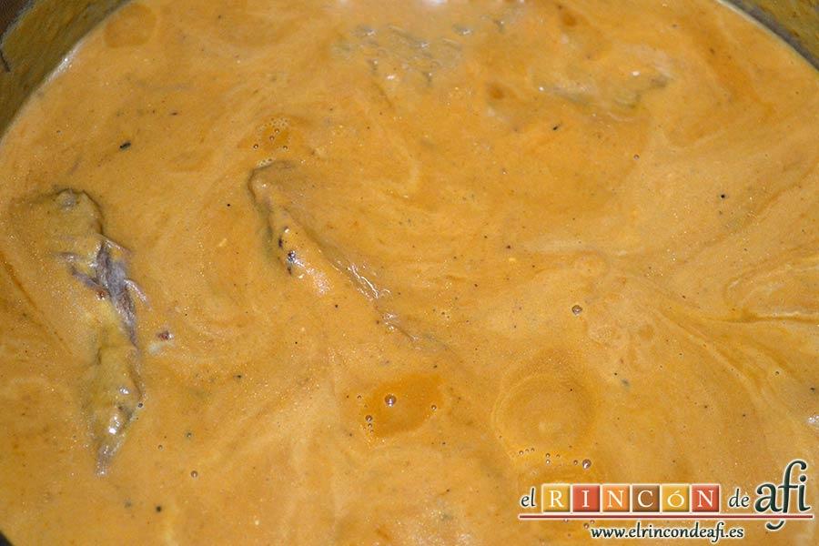 Colita de cuadril en salsa, triturar la salsa, añadir los dos yogures griegos y la cucharada de azúcar, volcar sobre la carne