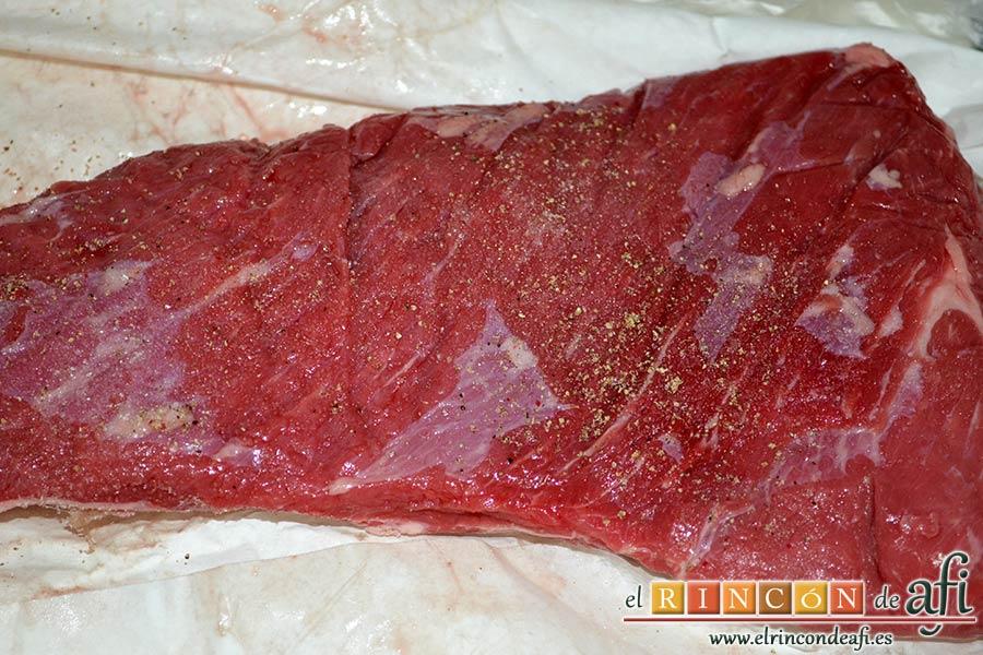 Colita de cuadril en salsa, salpimentamos la carne