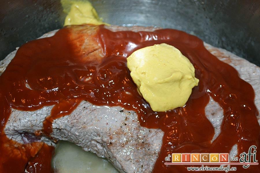 Colita de cuadril en salsa, añadir la mostaza de Dijon y el ketchup