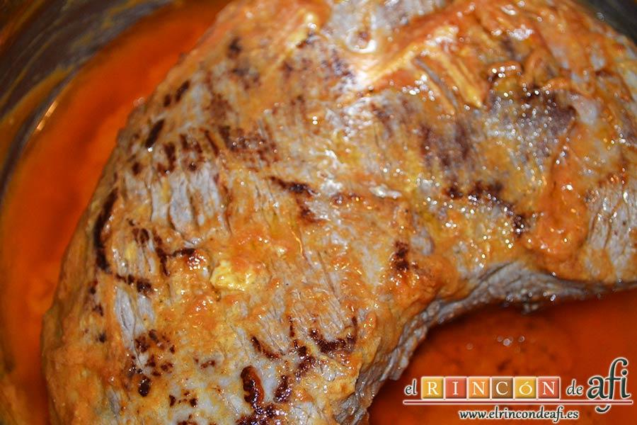 Colita de cuadril en salsa, removemos bien y le damos vueltas