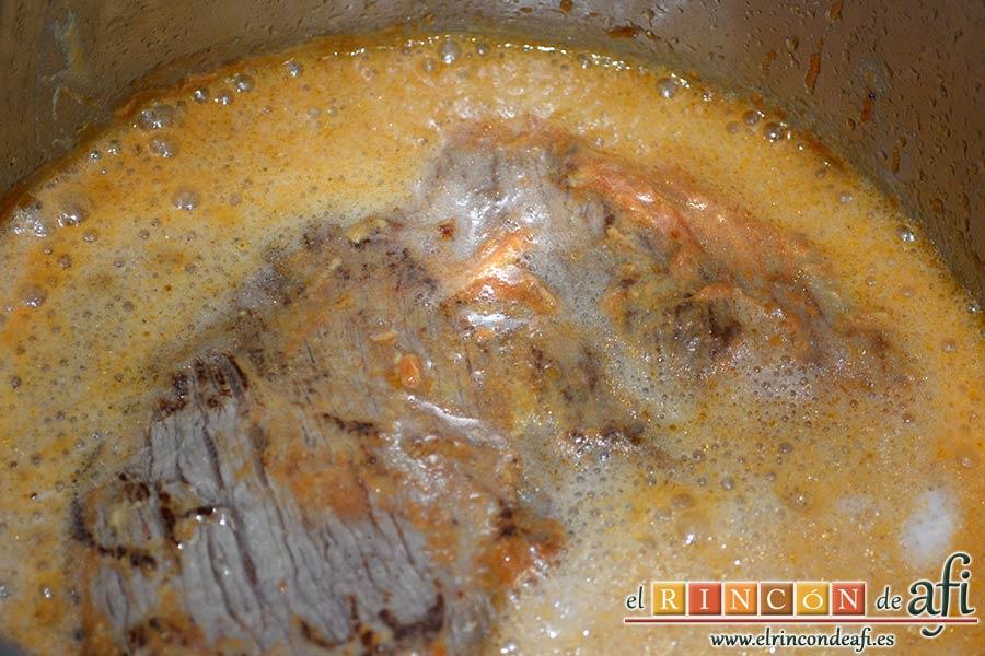 Colita de cuadril en salsa, agregar la cerveza a la olla y dejar que evapore el alcohol