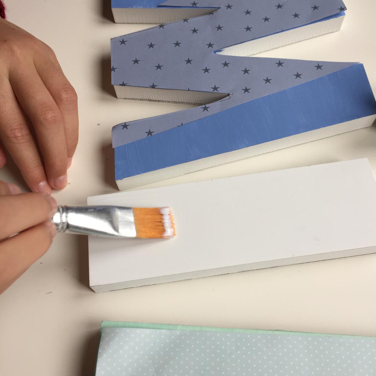 10-letras-de-madera-con-ch-alk-paint-y-decoupage-aplicamos-la-cola-decoupage-en-la-letra